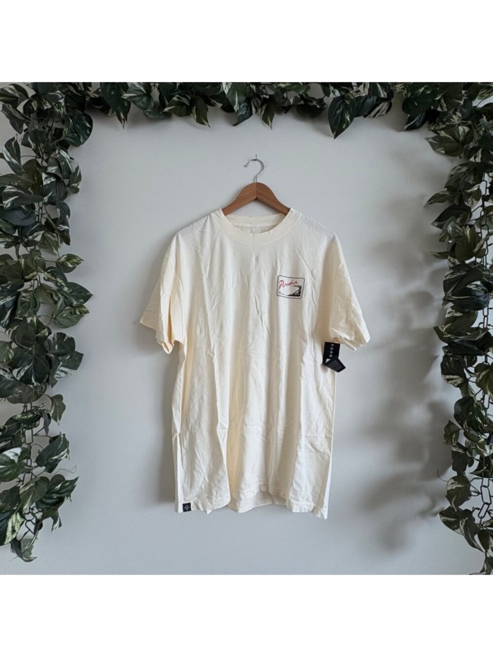 M22 Short Sleeve Scoop Neck Paradise Graphic T-Shirt Cream NWT Men’s Size L